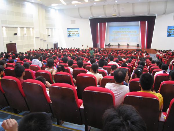 慶祝建黨八十八周年“應(yīng)危機(jī)、講奉獻(xiàn)、求發(fā)展”演講比賽